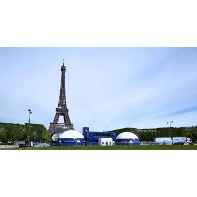 Exposition organisée par l'équipe d'Energy Observer à Paris, proche de la Tour Eiffel