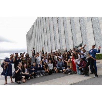 Alors que la première semaine du HLPF 2024 se termine, des représentants du Groupe majeur pour les enfants et les jeunes (MGCY) se réunissent pour une photo de famille devant le siège de l'ONU après une plénière matinale consacrée aux perspectives des acteurs non étatiques.