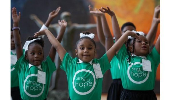 Alors que le HLPF 2025 s'achève, une prestation de la chorale « Sing for Hope » vient clore les travaux sur une note d'inspiration, rappelant à tous l'urgence de préserver l'avenir des jeunes générations.